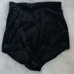 NWOT Widow Black Crushed Velvet Hi-Waisted Shorts Size Small